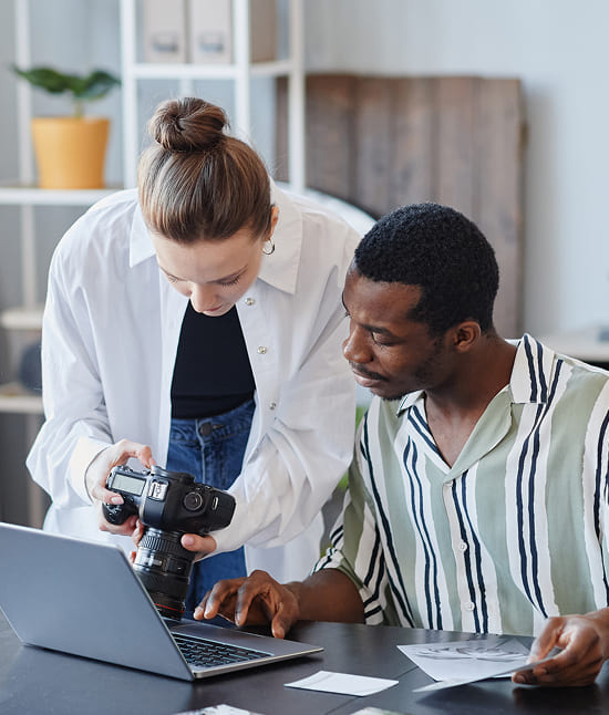 two photographers using laptop 2025 03 08 07 20 57 utc 1